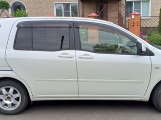 2010 Toyota Raum II, белый, 1800000 рублей, вид 4