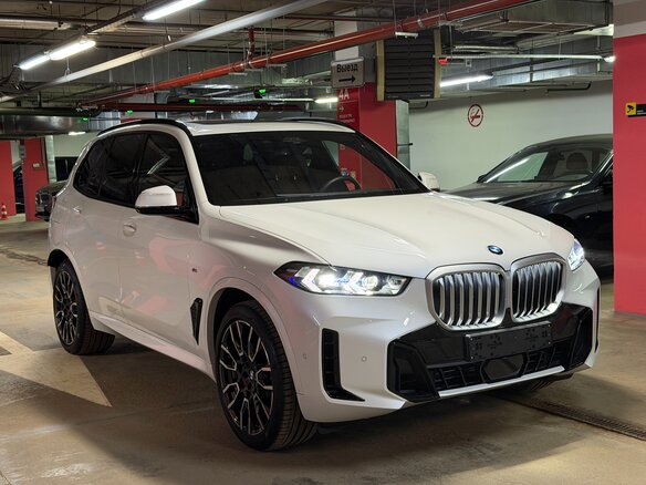 2024 BMW X5 40i IV (G05/G18) Рестайлинг, белый - вид 2