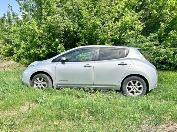 2013 Nissan Leaf (EM57) I (ZE0/AZE0), серый, 820000 рублей