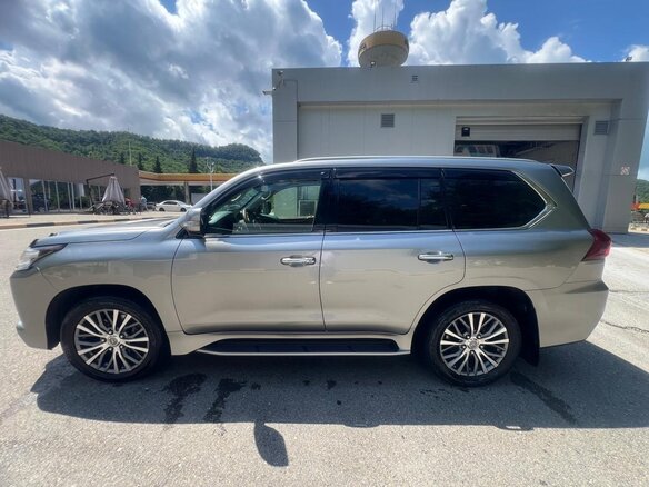 2017 Lexus LX 570 III Рестайлинг 2, серый, 8500000 рублей - вид 6
