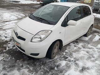 2009 Toyota Yaris II, белый, 525000 рублей, вид 1
