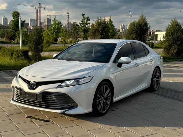 2021 Toyota Camry VIII (XV70), белый, 3690000 рублей