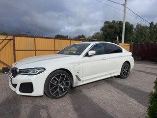 2021 BMW 5 серии 530e VII (G30/G31/G38) Рестайлинг, белый, 4900000 рублей, вид 3