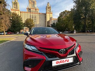 2021 Toyota Camry VIII (XV70) Рестайлинг, красный, 3990000 рублей, вид 1