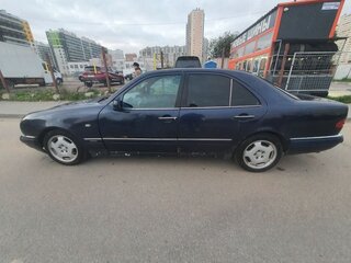 1997 Mercedes-Benz E-Класс 280 II (W210, S210), синий, 270000 рублей, вид 3