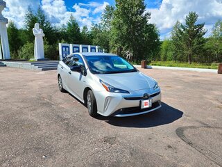 2019 Toyota Prius IV Рестайлинг (XW50), серебристый, 1700000 рублей, вид 2