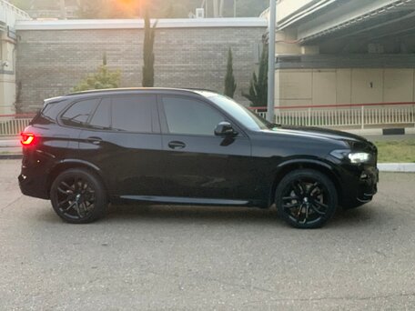 2021 BMW X5 40i IV (G05/G18), чёрный, 6800000 рублей, вид 3