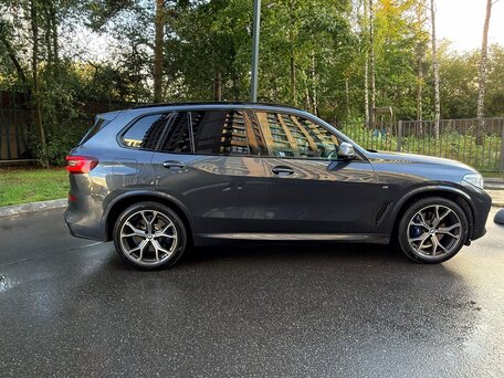2020 BMW X5 40i IV (G05/G18), серый, 8100000 рублей, вид 3