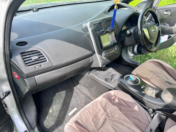 2013 Nissan Leaf (EM57) I (ZE0/AZE0), серый, 820000 рублей - вид 20