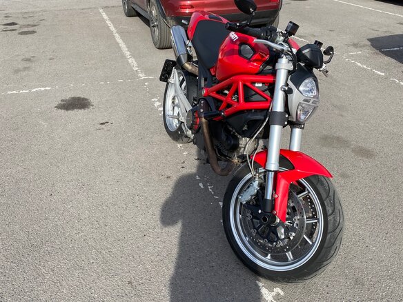 2010 Ducati Monster 1100, красный - вид 2