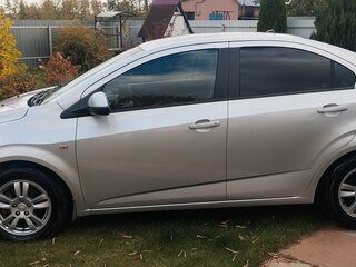 2013 Chevrolet Aveo II, серебристый, 800000 рублей, вид 2