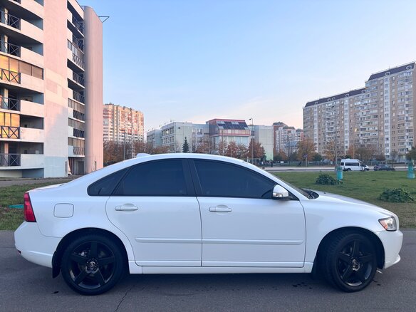 2011 Volvo S40 II Рестайлинг, белый, 980000 рублей - вид 3