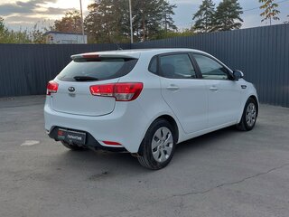 2016 Kia Rio III Рестайлинг, белый, 1279000 рублей, вид 5