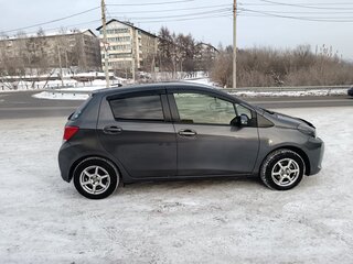 2016 Toyota Vitz III (XP130) Рестайлинг, серый, 800000 рублей, вид 2