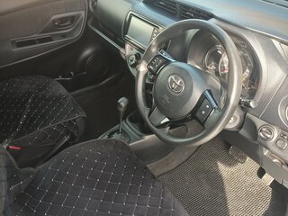 2018 Toyota Vitz III (XP130) Рестайлинг, серебристый, 950000 рублей, вид 3