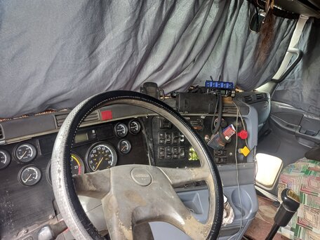 2004 Freightliner Columbia, красный, 1500000 рублей, вид 5