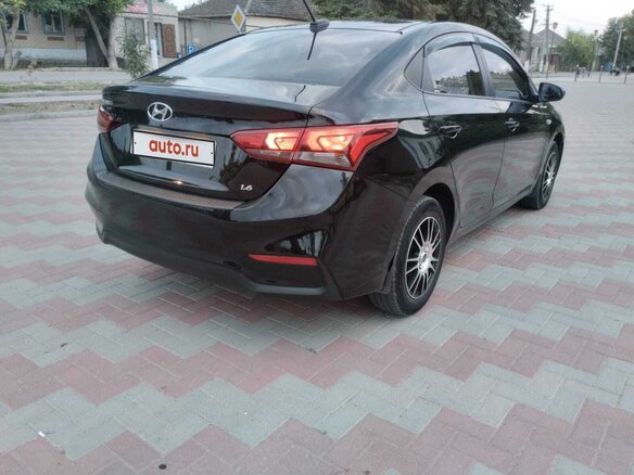2018 Hyundai Solaris II, чёрный, 1200000 рублей - вид 2
