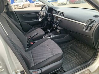 2018 Kia Rio IV, бежевый, 1550000 рублей, вид 2