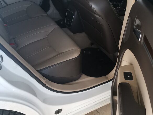2012 Chrysler 300C II, белый - вид 5