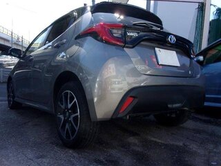2020 Toyota Yaris IV, серый, 990000 рублей, вид 2
