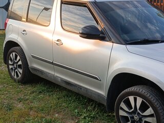 2015 Skoda Yeti I Рестайлинг, серебристый, 800000 рублей, вид 4
