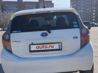 2014 Toyota Aqua I, белый, 850000 рублей, вид 3