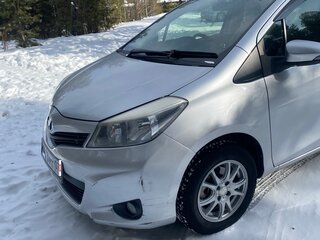 2013 Toyota Vitz III (XP130), серебристый, 780000 рублей, вид 2