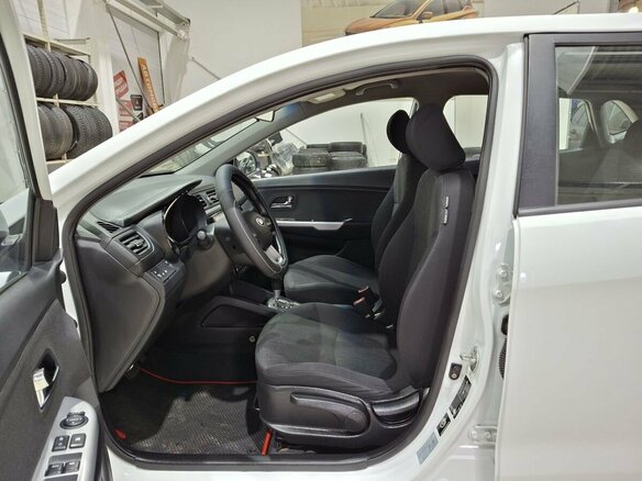 2014 Kia Rio 6-speed III, белый - вид 17