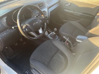 2014 Kia Rio 5-speed III, белый, 700000 рублей, вид 5