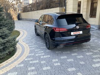 2018 Volkswagen Touareg III, чёрный, 4800000 рублей, вид 4