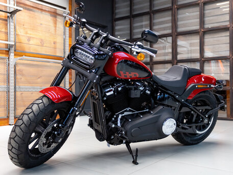 2024 Harley-Davidson Fat Bob, красный, 2700000 рублей, вид 3