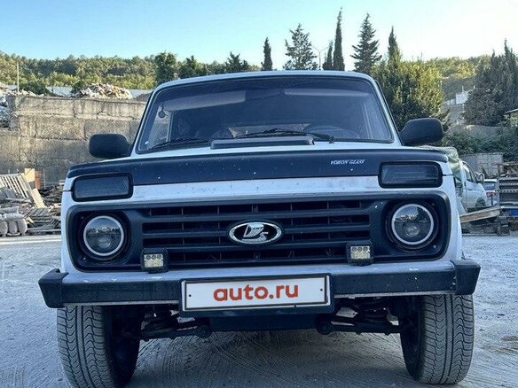 2011 Lada (ВАЗ) 2121 (4x4) I Рестайлинг, белый, 450000 рублей - вид 1