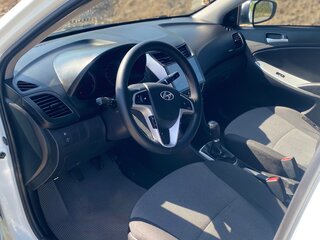 2013 Hyundai Solaris I, белый, 610000 рублей, вид 5