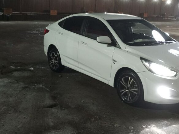 2012 Hyundai Solaris I, белый, 650000 рублей - вид 1
