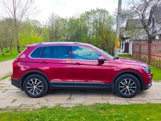 2018 Volkswagen Tiguan II, красный, 2122620 рублей, вид 2