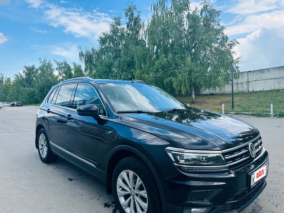 2017 Volkswagen Tiguan II, чёрный, 2200000 рублей - вид 2
