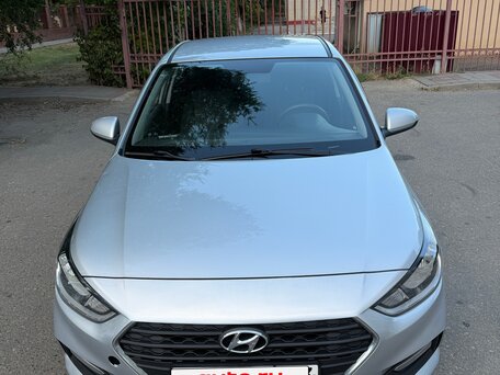 2017 Hyundai Solaris II, серебристый, 975000 рублей, вид 3