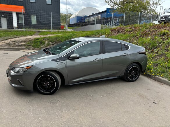2017 Chevrolet Volt II, серый, 1900000 рублей - вид 3