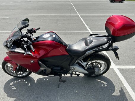 2010 Honda VFR 1200, красный, 750000 рублей, вид 2