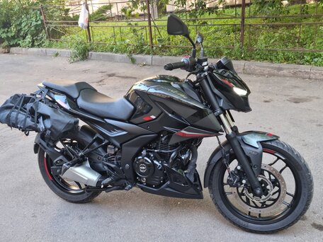 2023 Bajaj Pulsar N250, чёрный, 220000 рублей, вид 1