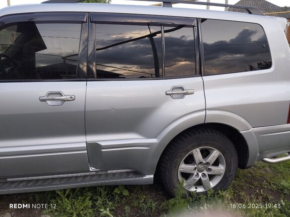 2006 Mitsubishi Pajero III Рестайлинг, серебристый, 900000 рублей - вид 3