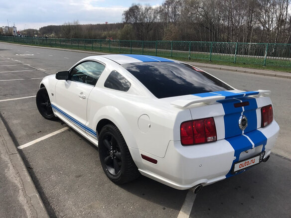 2005 Ford Mustang V, белый - вид 3