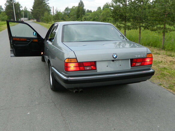 1993 BMW 7 серии 740i II (E32), серый - вид 3