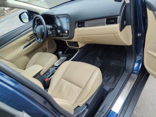 2020 Mitsubishi Outlander III Рестайлинг 3, синий, 2550000 рублей, вид 5