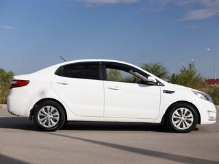 2013 Kia Rio 4-speed III, белый, 629790 рублей, вид 4