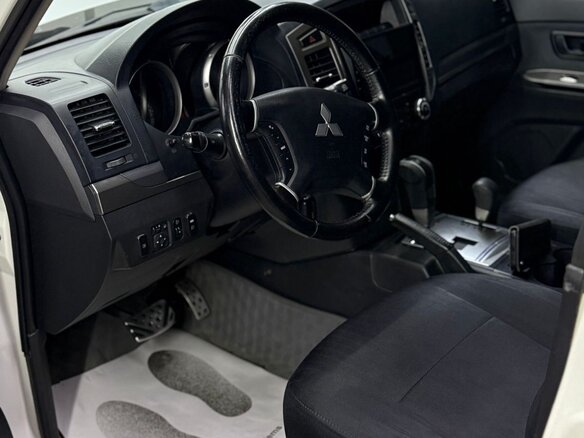 2014 Mitsubishi Pajero IV Рестайлинг 2, белый, 2400000 рублей - вид 2