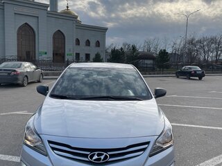 2015 Hyundai Solaris I Рестайлинг, серебристый, 910000 рублей, вид 2