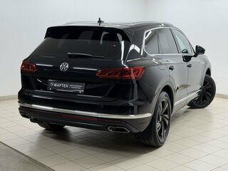 2018 Volkswagen Touareg III, чёрный, 4230000 рублей, вид 4