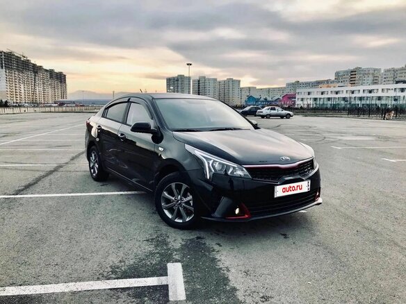 2021 Kia Rio IV Рестайлинг, чёрный, 1690000 рублей - вид 1