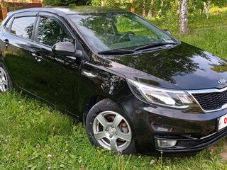 2017 Kia Rio III Рестайлинг, чёрный, 900000 рублей, вид 3